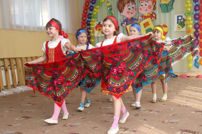 Платки для народного танца. Народные танцы. Костюм для народного танца. Танцевальные костюмы в детском саду. Русский народный костюм для танца.